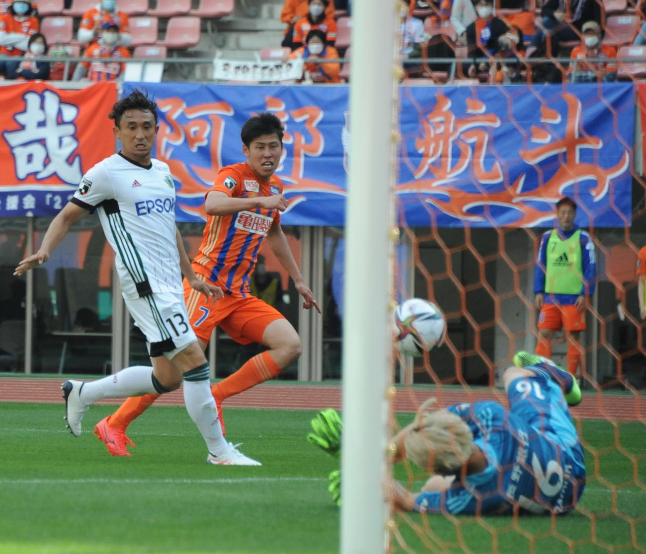 後半、谷口（左から2人目）のシュートはGKに阻まれる