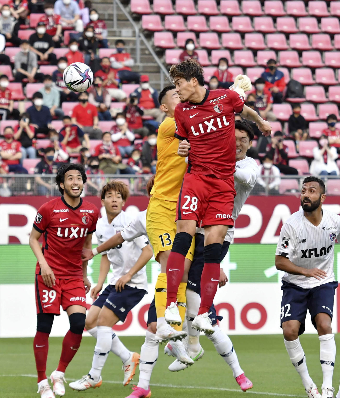 鹿島―FC東京　前半、ヘディングで先制ゴールを決める鹿島・町田（共同）