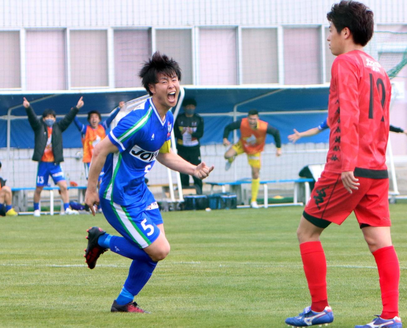 ノルブリッツ北海道対北海道十勝スカイアース　後半、決勝ゴールを決めた北海道十勝スカイアースのMF縄（左）（撮影・奥村晶治）