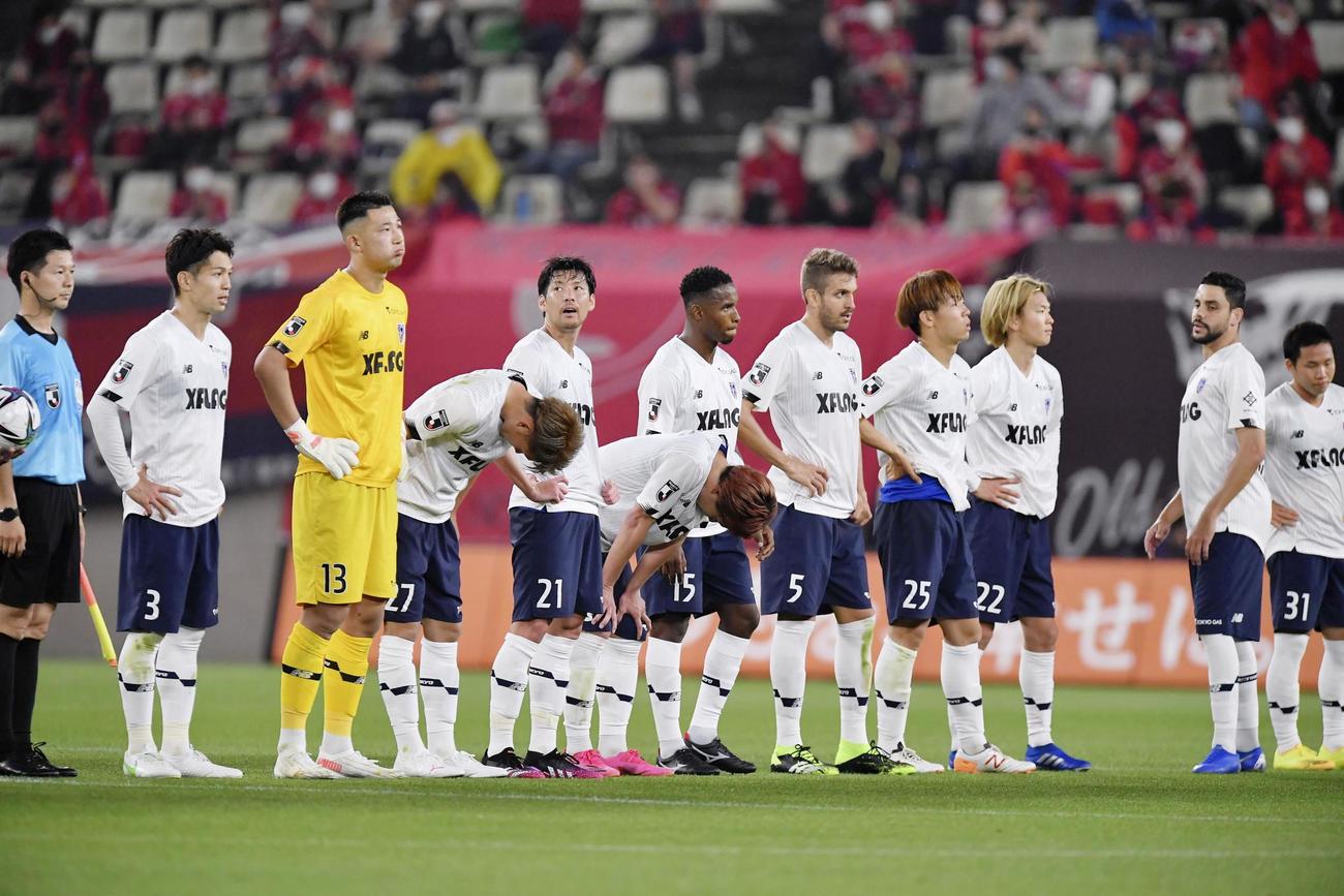 鹿島に敗れ、肩を落とすFC東京イレブン（共同）