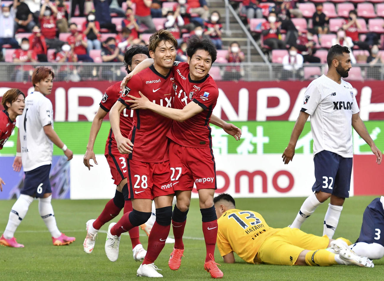 鹿島対FC東京　前半、先制ゴールを決め、駆けだす鹿島・町田（手前左）と祝福する松村（共同）
