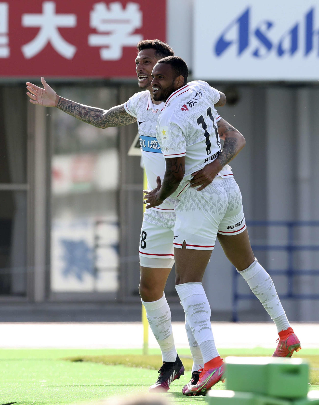 徳島対札幌　後半、同点ゴール決め、喜ぶ札幌アンデルソンロペス（右）（共同）