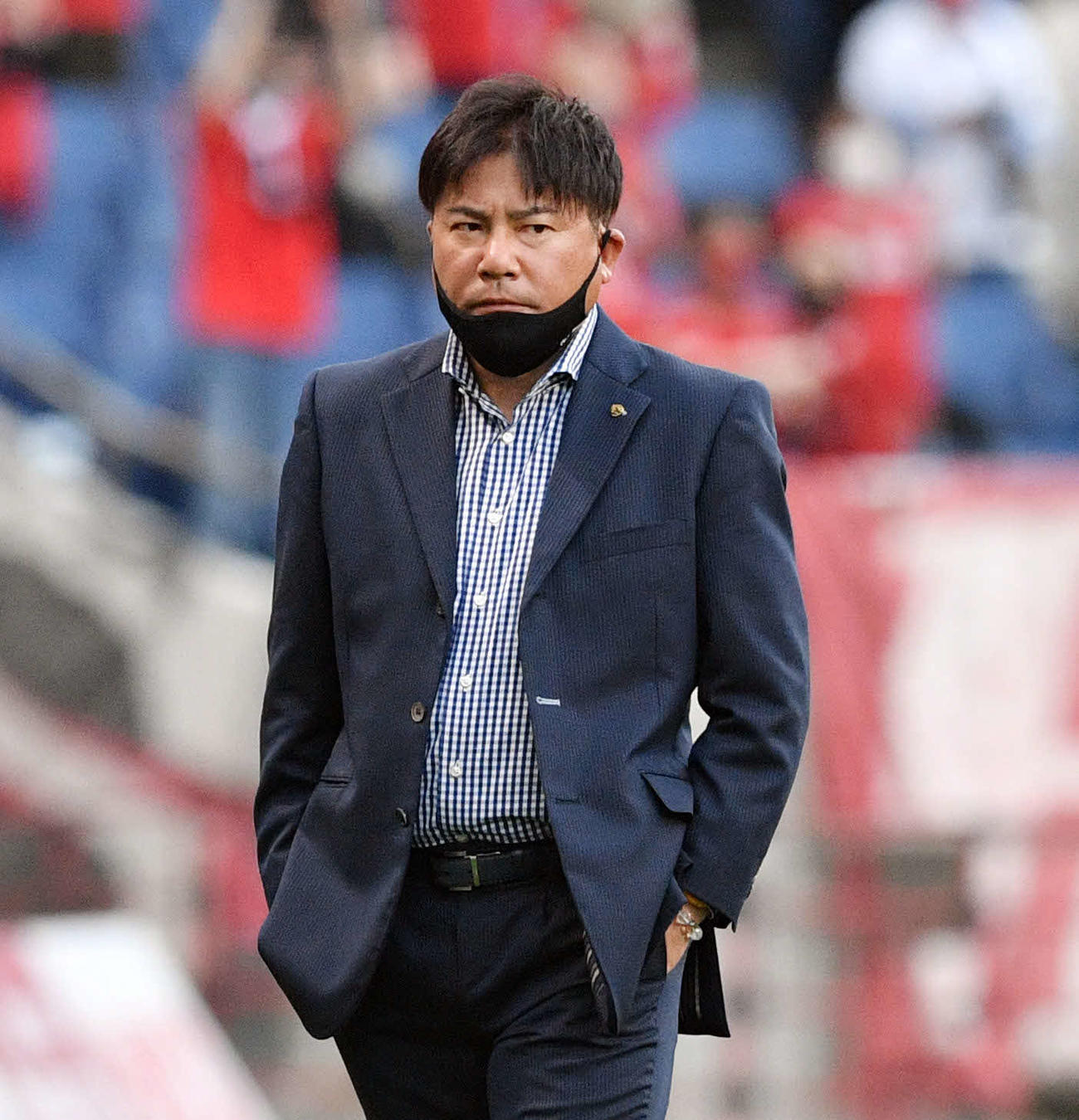 浦和対仙台　試合に敗れ厳しい表情でピッチを去る仙台手倉森監督（撮影・滝沢徹郎）