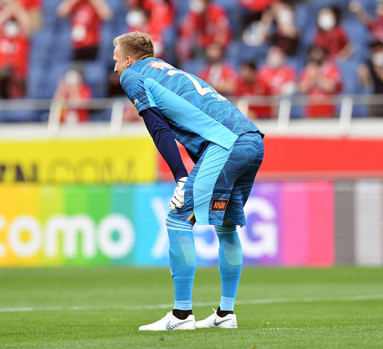 浦和対仙台　後半、浦和阿部にフリーキックを決められ肩を落とす仙台GKヤクブ・スウォビィク（撮影・滝沢徹郎）