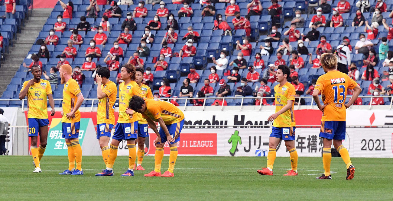浦和対仙台　試合に敗れ肩を落とす仙台イレブン（撮影・滝沢徹郎）