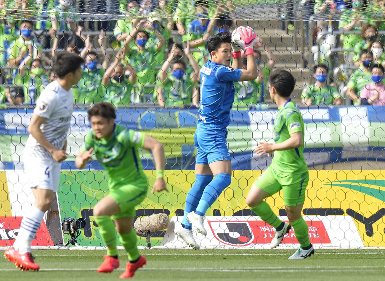 湘南―大分　前半、セーブする湘南・GK谷（右から2人目）（共同）