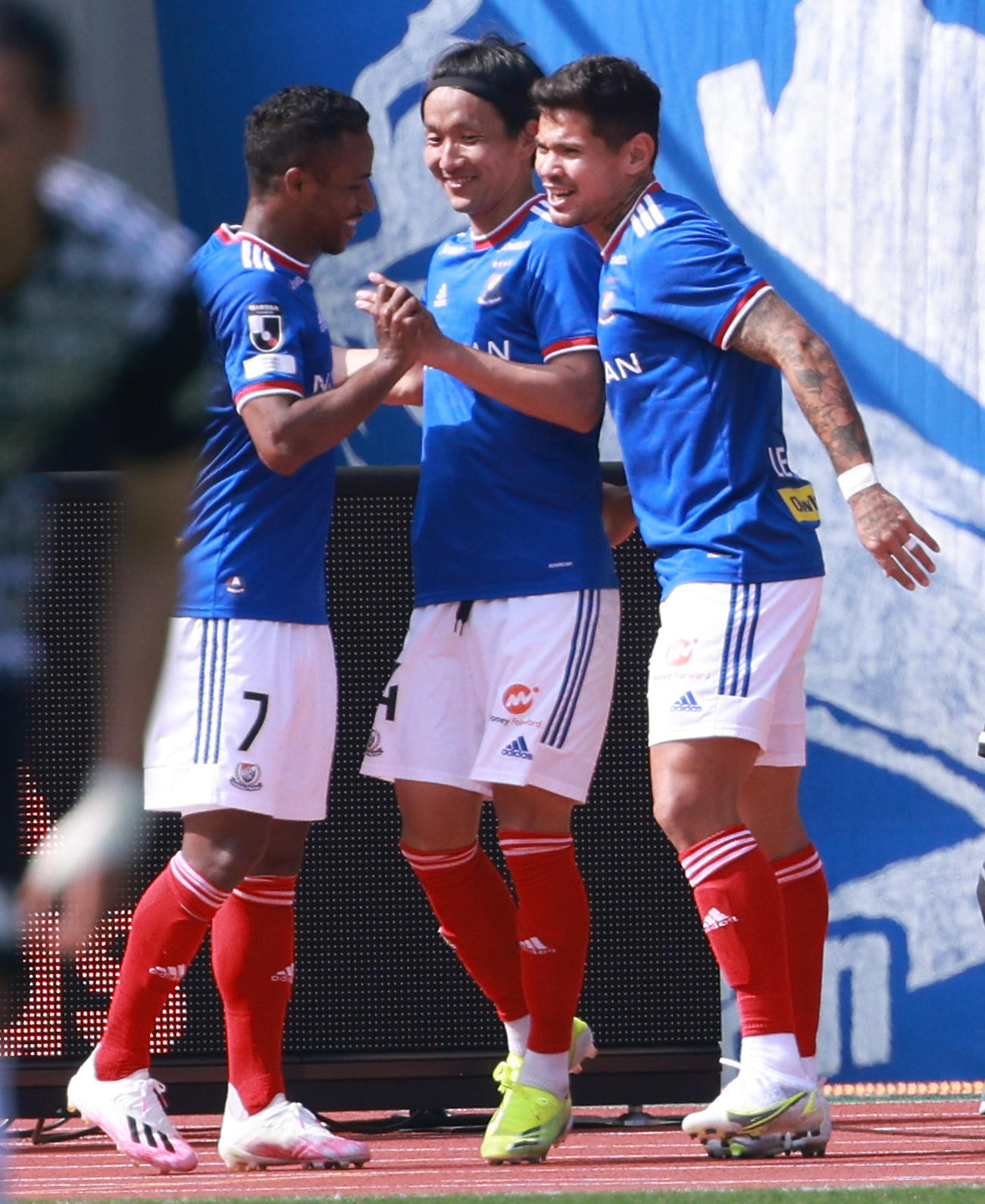 横浜対神戸　後半、ゴールを決め喜ぶ横浜天野純（中央）（撮影・中島郁夫）