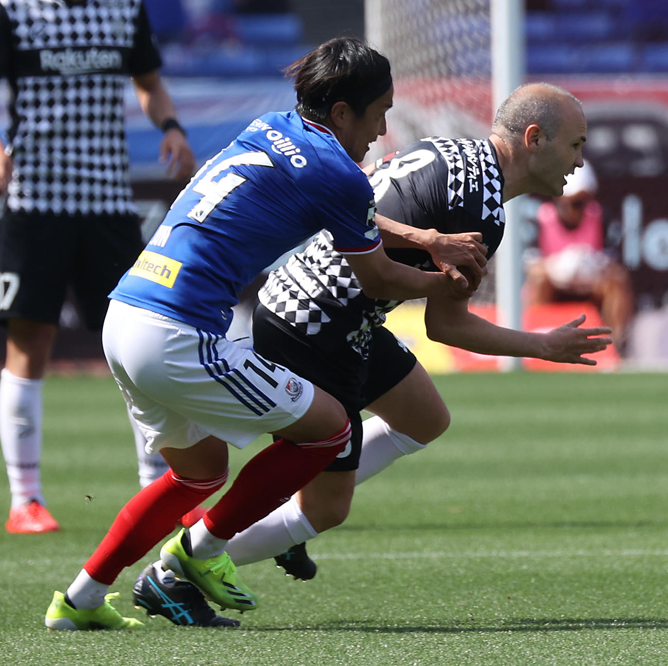 横浜対神戸　神戸イニエスタ（右）競り合う横浜天野（撮影・中島郁夫）