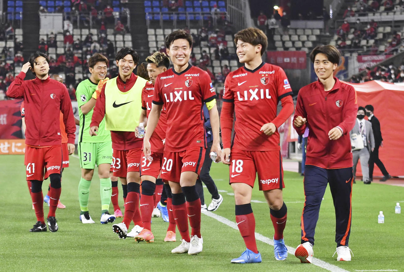 FC東京に勝利し、笑顔で引き揚げる（右から）荒木、上田、三竿ら鹿島イレブン＝カシマ（共同）