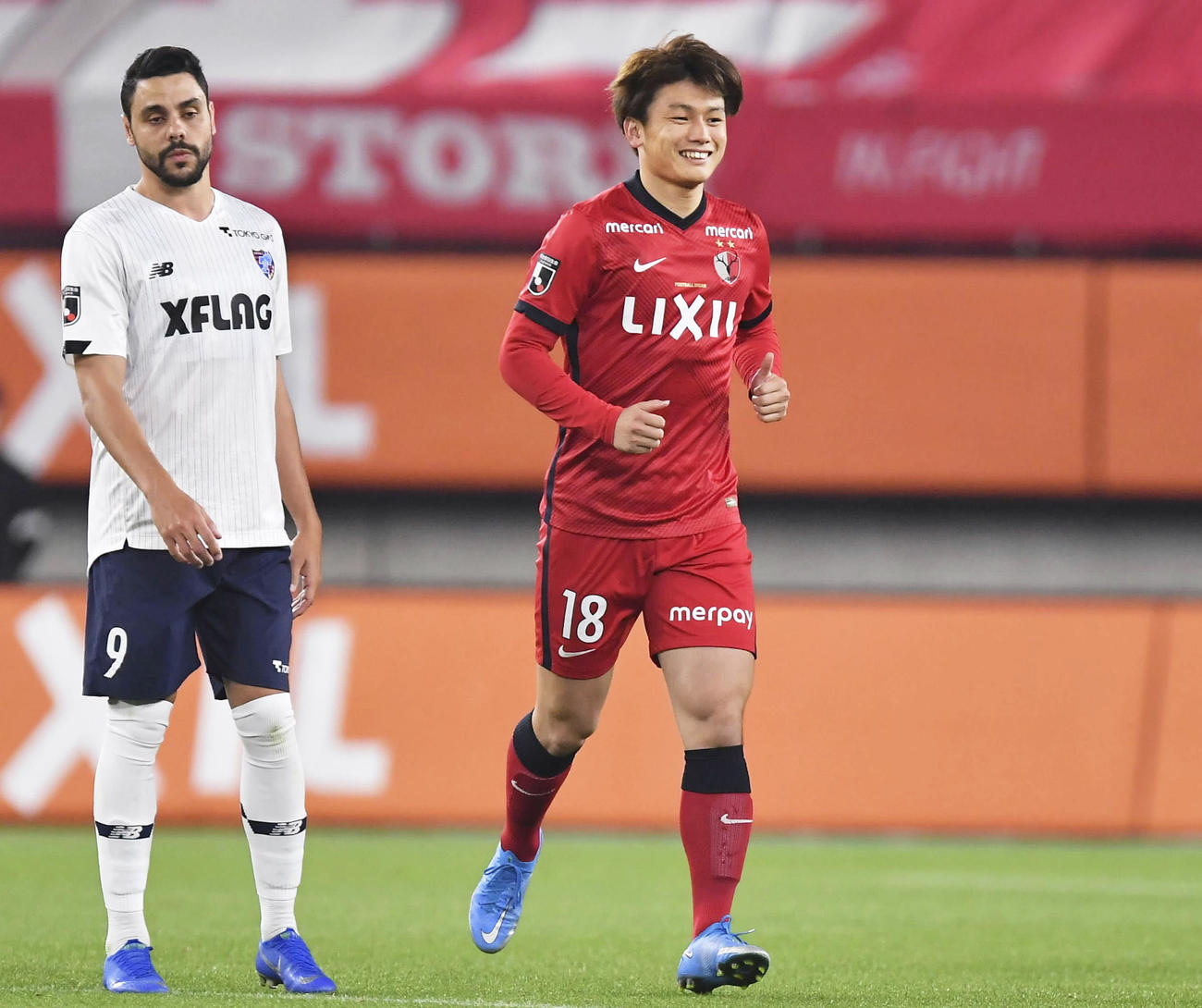 鹿島対FC東京　後半、チーム3点目のゴールを決め、笑顔の鹿島上田（右）（共同）