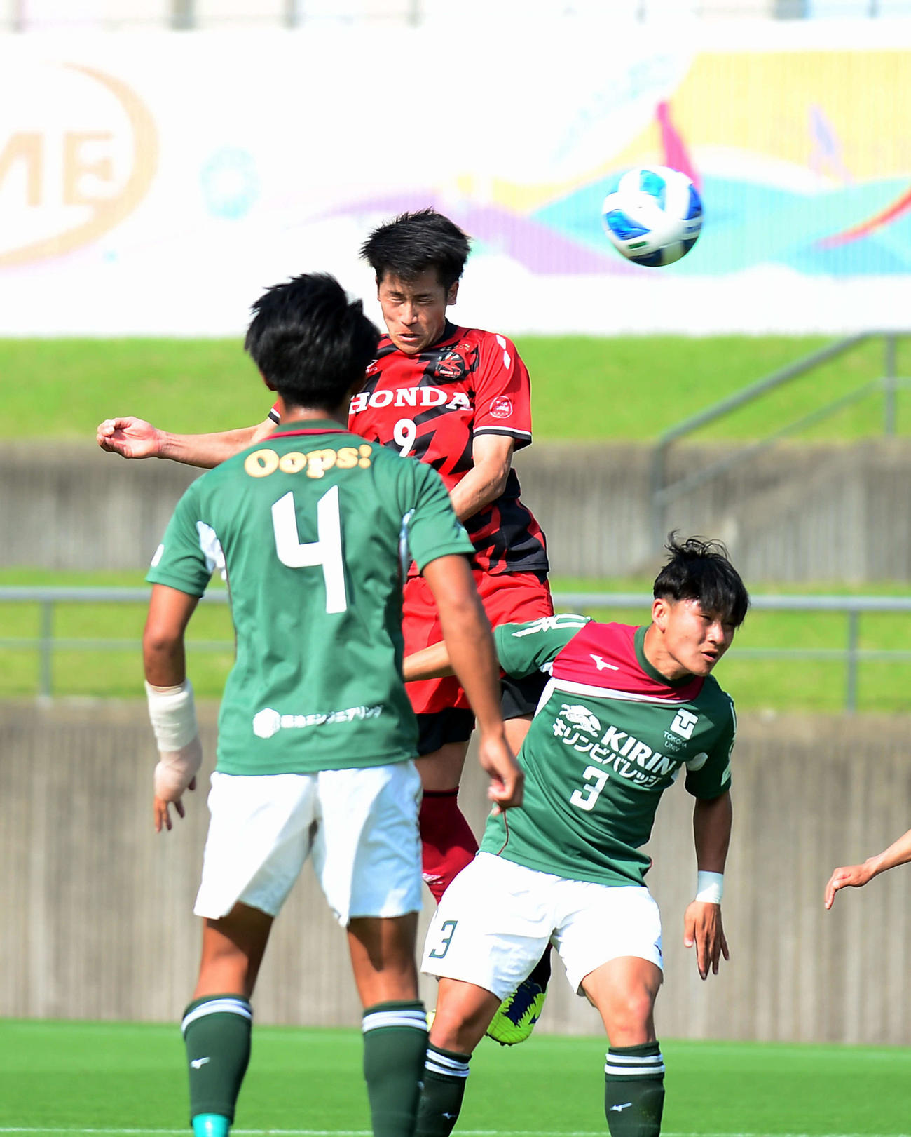 後半21分、ヘディングで先制点を決めるホンダFCのFW児玉（中央）