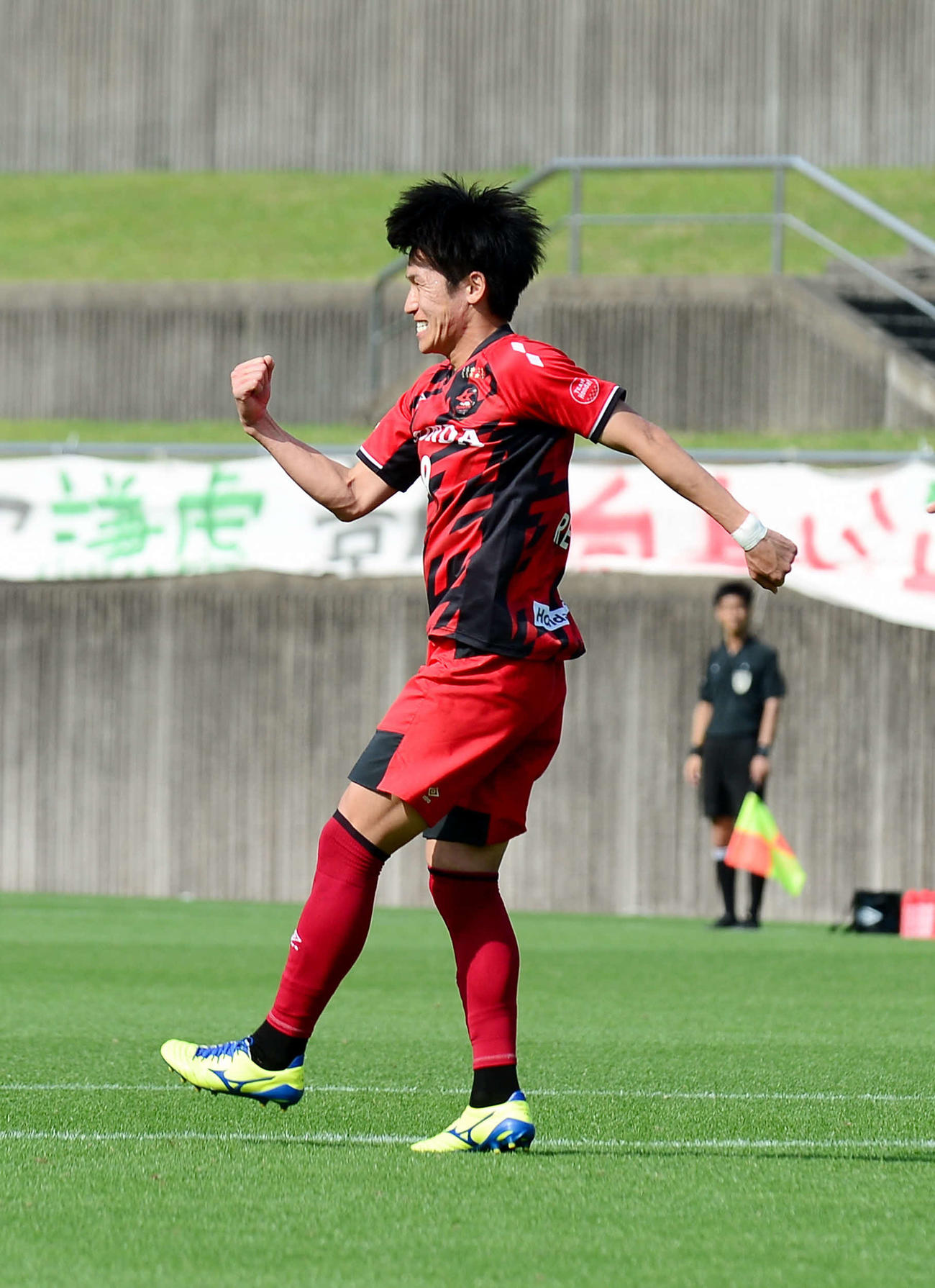 得点後、ガッツポーズを決めるホンダFCのFW児玉