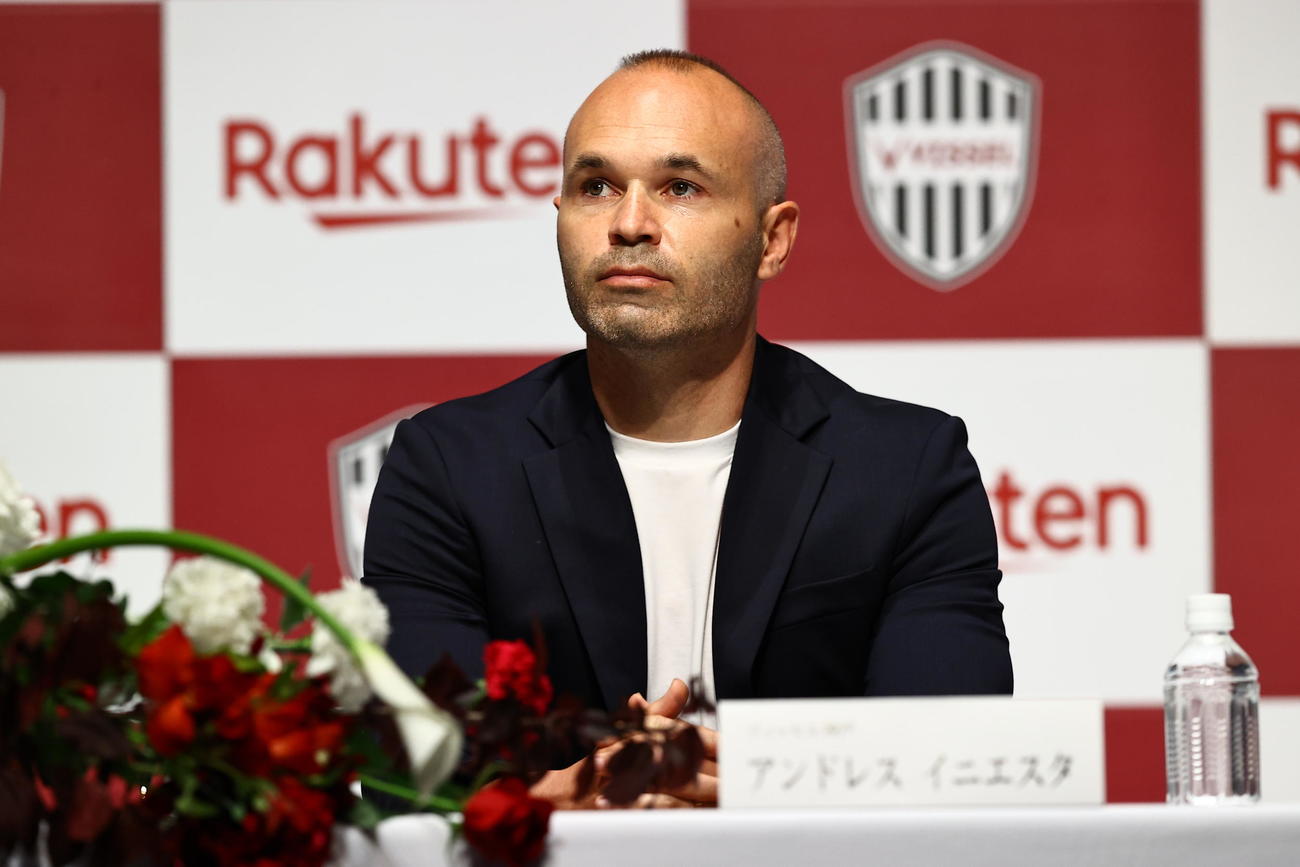 記者会見したアンドレス・イニエスタ（C）VISSEL KOBE