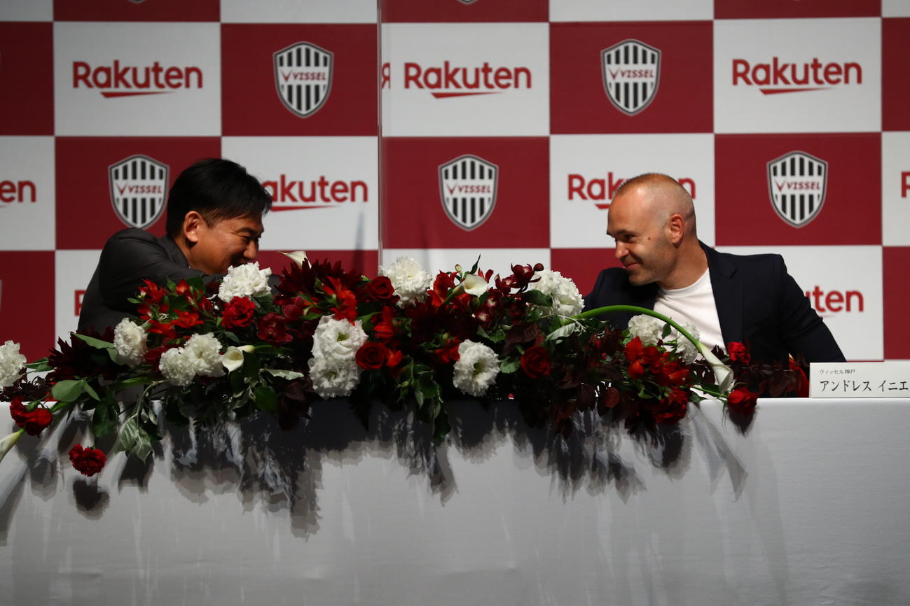 37歳の誕生日に神戸と2年の契約延長を会見で発表したMFイニエスタ（右）と三木谷会長（C）VISSEL KOBE