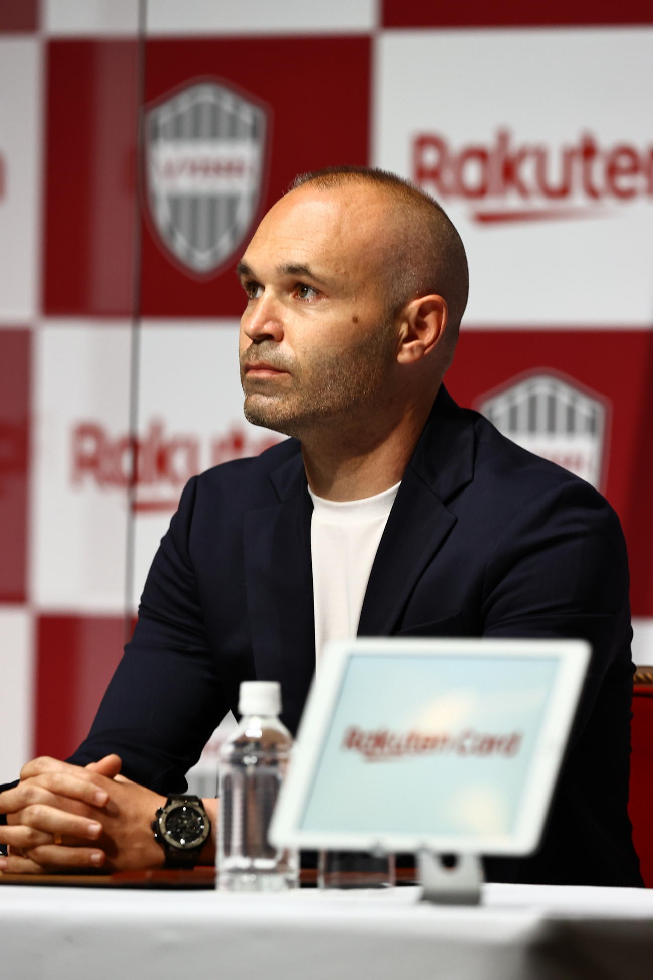 記者会見に臨んだアンドレス・イニエスタ（C）VISSEL KOBE