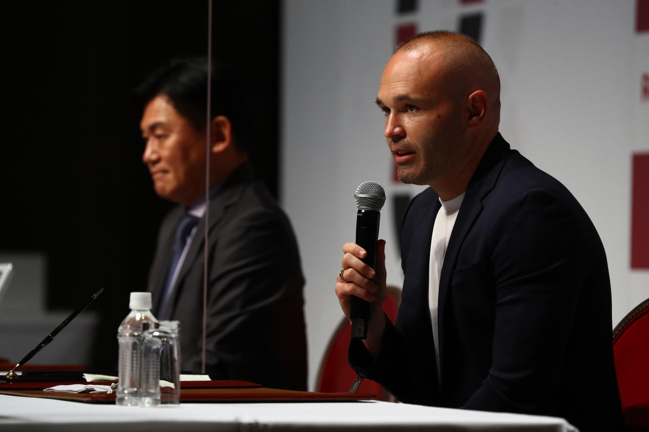 37歳の誕生日に神戸と2年の契約延長を会見で発表したMFイニエスタ（手前）と三木谷会長（C）VISSEL KOBE