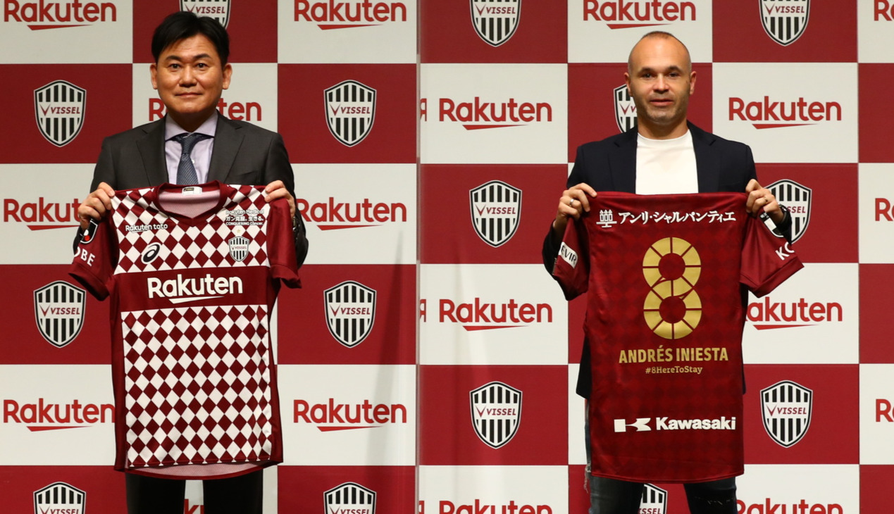 37歳の誕生日に神戸と2年の契約延長を会見で発表したMFイニエスタ（右）と三木谷会長（C）VISSEL KOBE