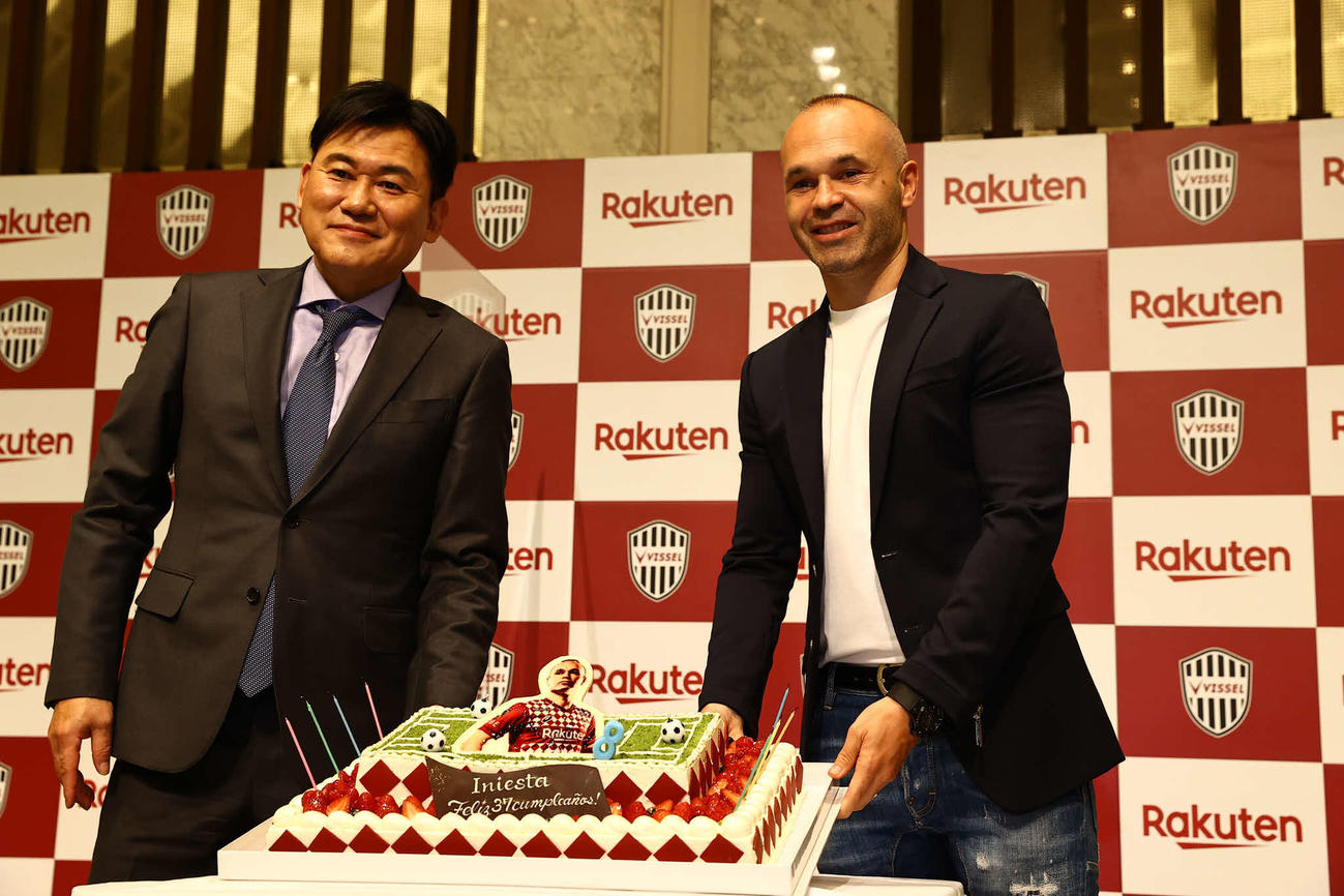 37歳の誕生日ケーキを前に神戸と2年の契約延長を会見で発表したMFイニエスタ（右）と三木谷会長（C）VISSEL KOBE