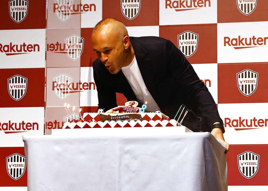 37歳の誕生日ケーキのろうそくを消す神戸MFイニエスタ（右）（C）VISSEL KOBE