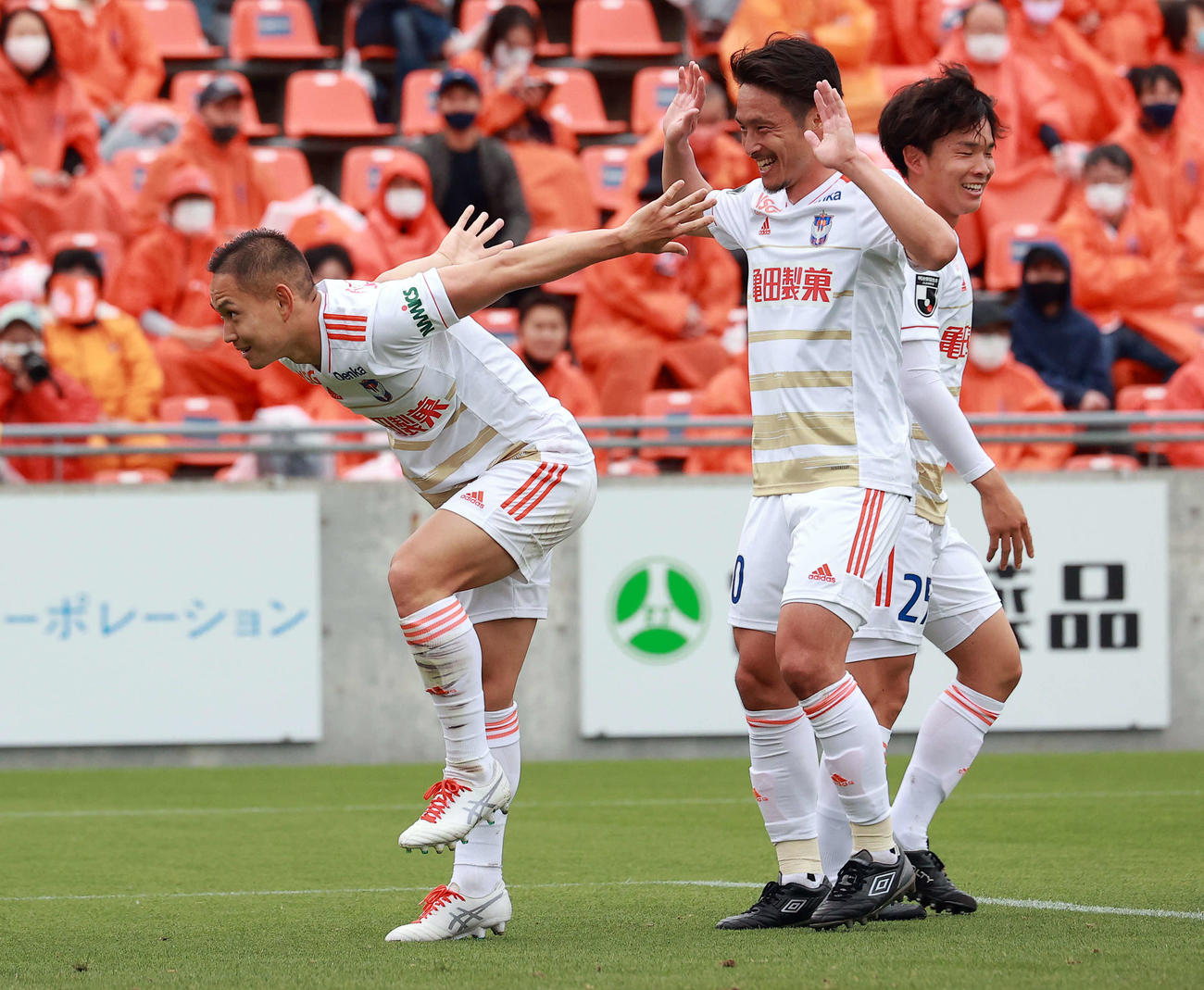 5日大宮戦でJ初ゴールを決め、ポーズを決める早川
