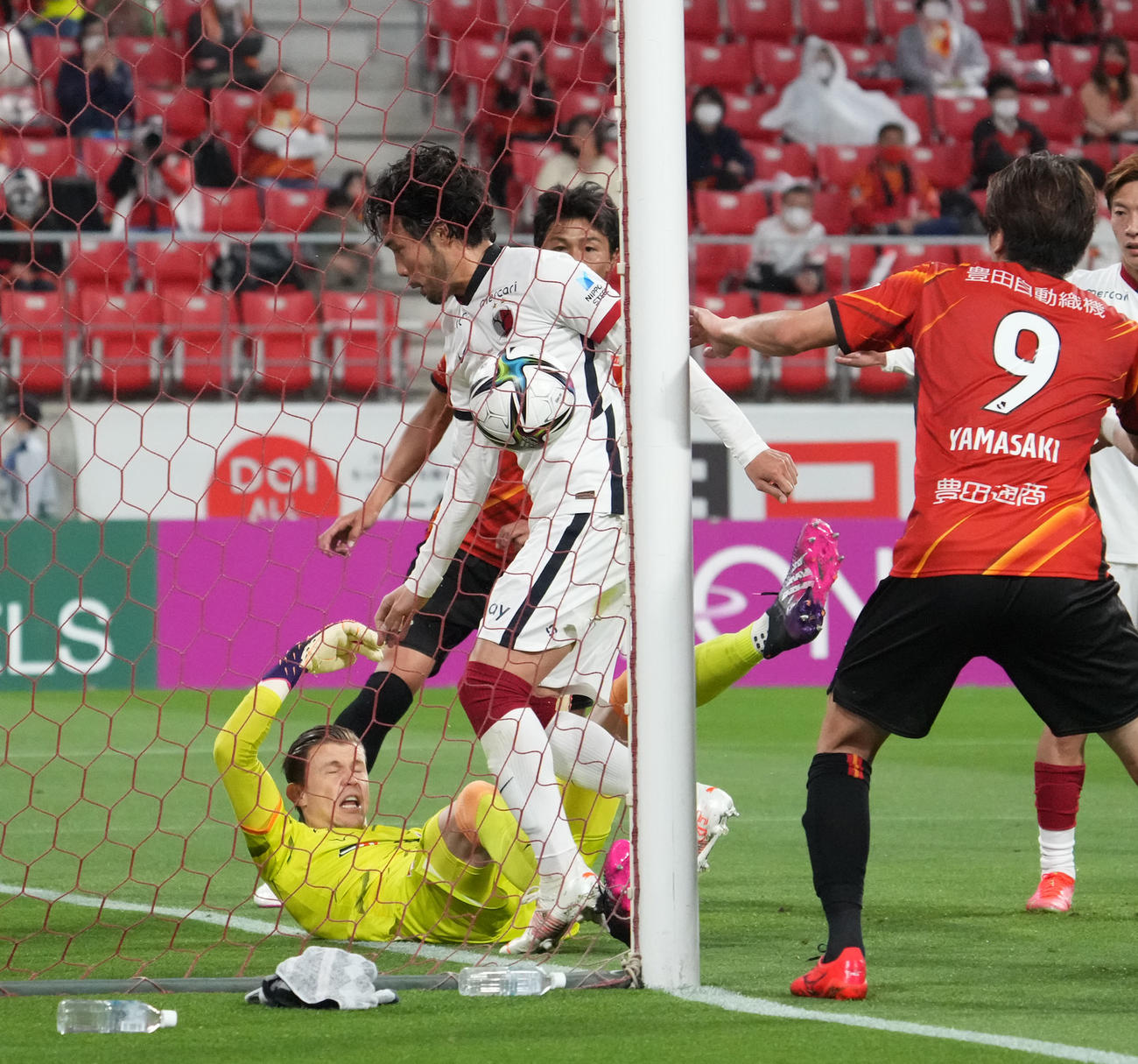 名古屋対鹿島　前半、名古屋GKランゲラックのファンブルしたボールをヘディングで押し込み先制ゴールを決めた鹿島犬飼（撮影・森本幸一）