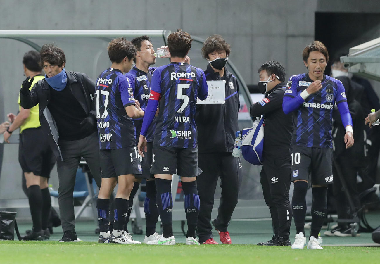 G大阪対広島　後半、飲水タイムで選手に指示を出すG大阪宮本監督（左端）（撮影・前田充）