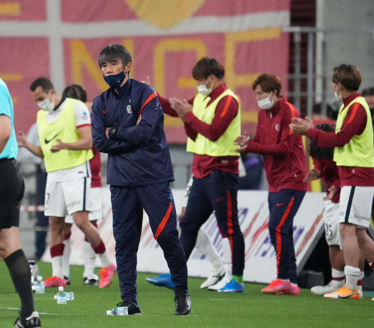 名古屋対鹿島　試合終了、勝利し腕を組みピッチを見つめる相馬監督（撮影・森本幸一）