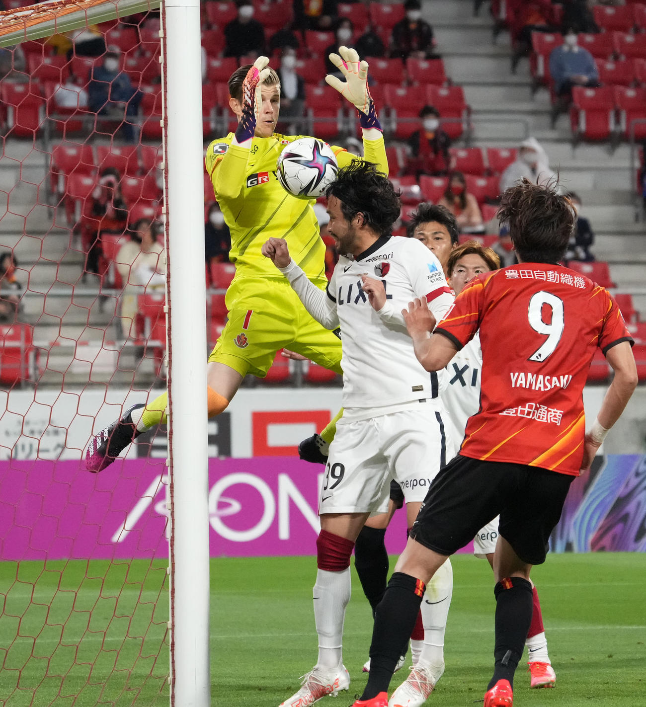 名古屋対鹿島　前半、名古屋GKランゲラックのファンブルしたボールをヘディングで押し込み先制ゴールを決めた鹿島犬飼（撮影・森本幸一）