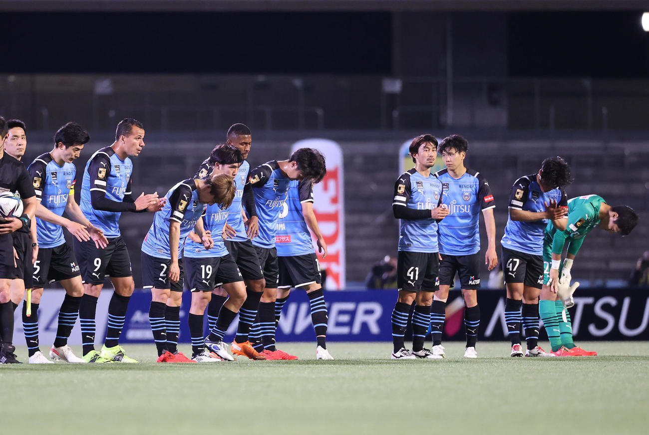 川崎F対仙台　仙台に終了間際に追いつかれた川崎Fの選手たちは渋い表情であいさつする（撮影・垰建太）