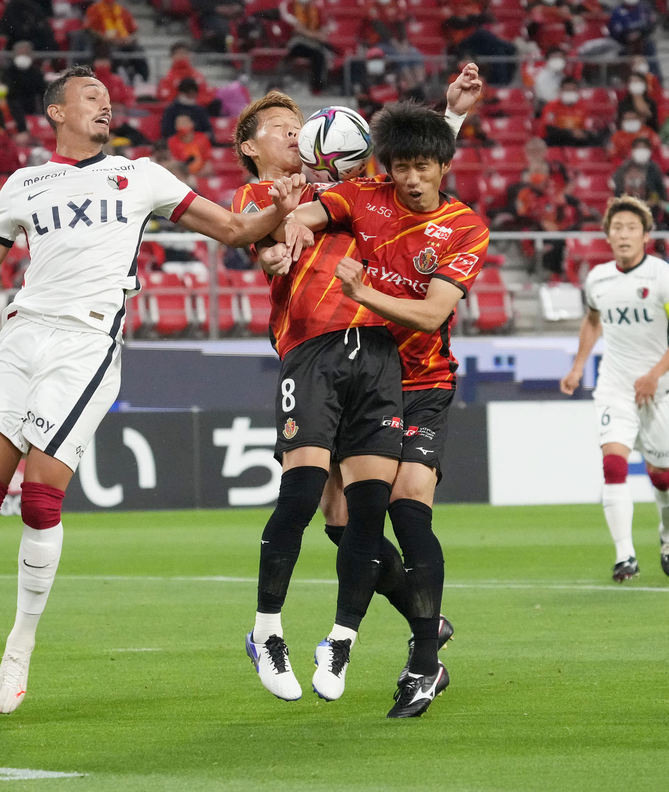 名古屋対鹿島　後半、ゴール前で味方同士接触する名古屋柿谷と名古屋米本（撮影・森本幸一）