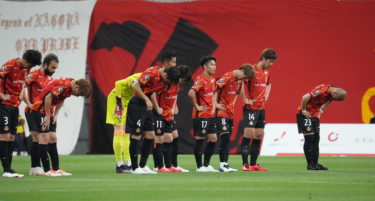 名古屋対鹿島　試合終了、鹿島に敗れた名古屋イレブン（撮影・森本幸一）