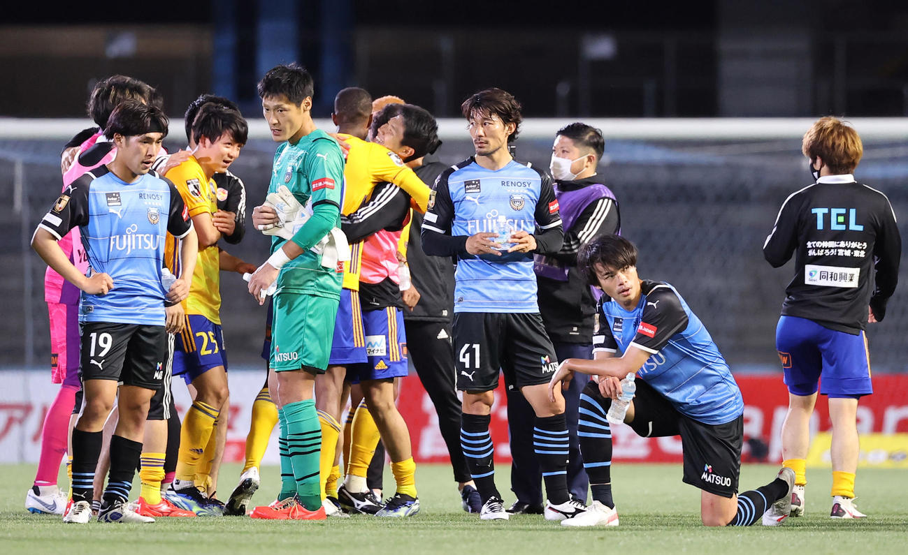 12日川崎F対仙台　試合に引き分け抱き合う仙台の選手たちを横目に悔しげな川崎F三笘（右から2人目）ら選手たち（撮影・垰建太）