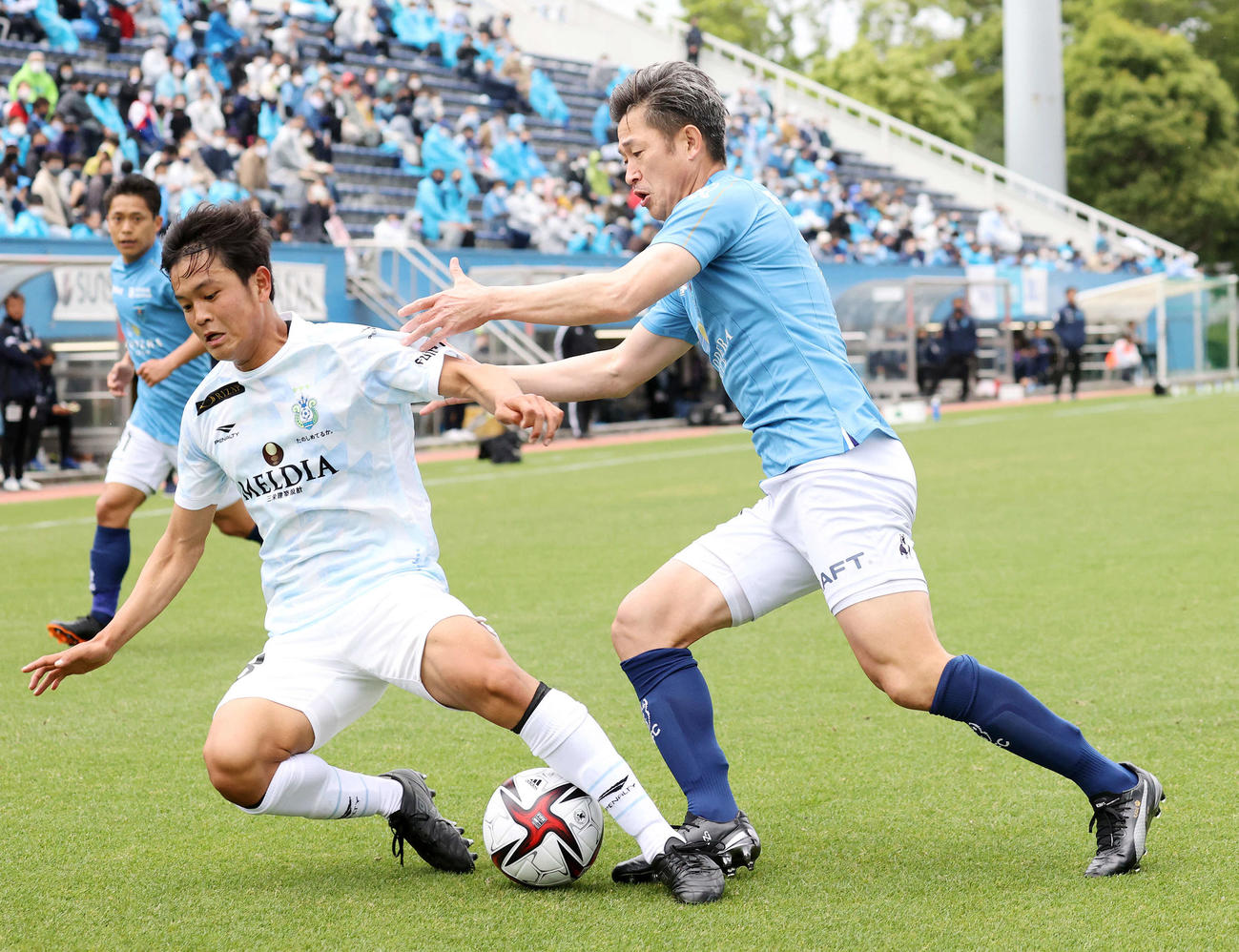 ルヴァン杯横浜FC対湘南　後半、湘南平岡（左）と競り合う横浜FCカズ（撮影・鈴木正人）