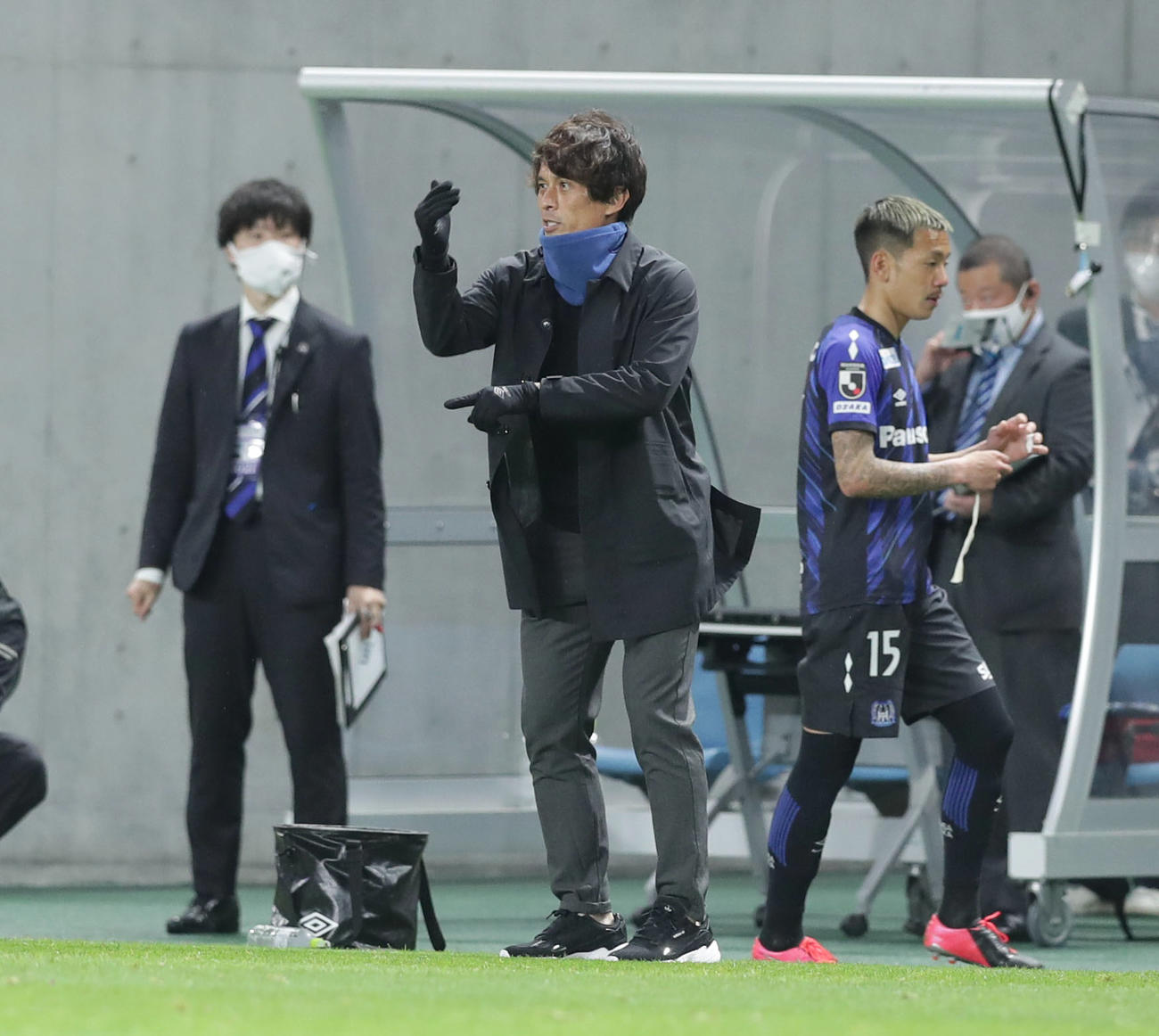 21年5月12日、広島戦の後半、飲水タイムで選手に指示を出すG大阪宮本監督（中央）