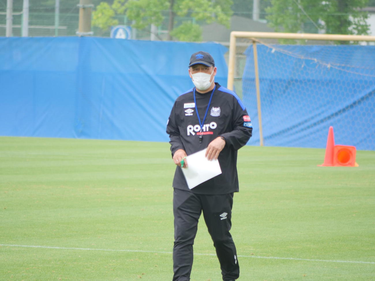 練習で指示するG大阪松波正信監督（C）GAMBA OSAKA
