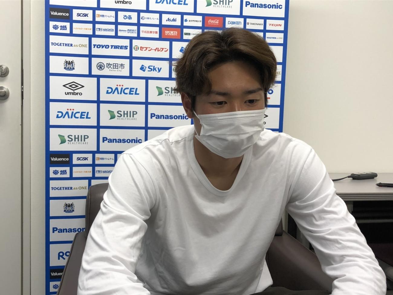 取材対応するG大阪DF三浦弦太（C）GAMBA OSAKA