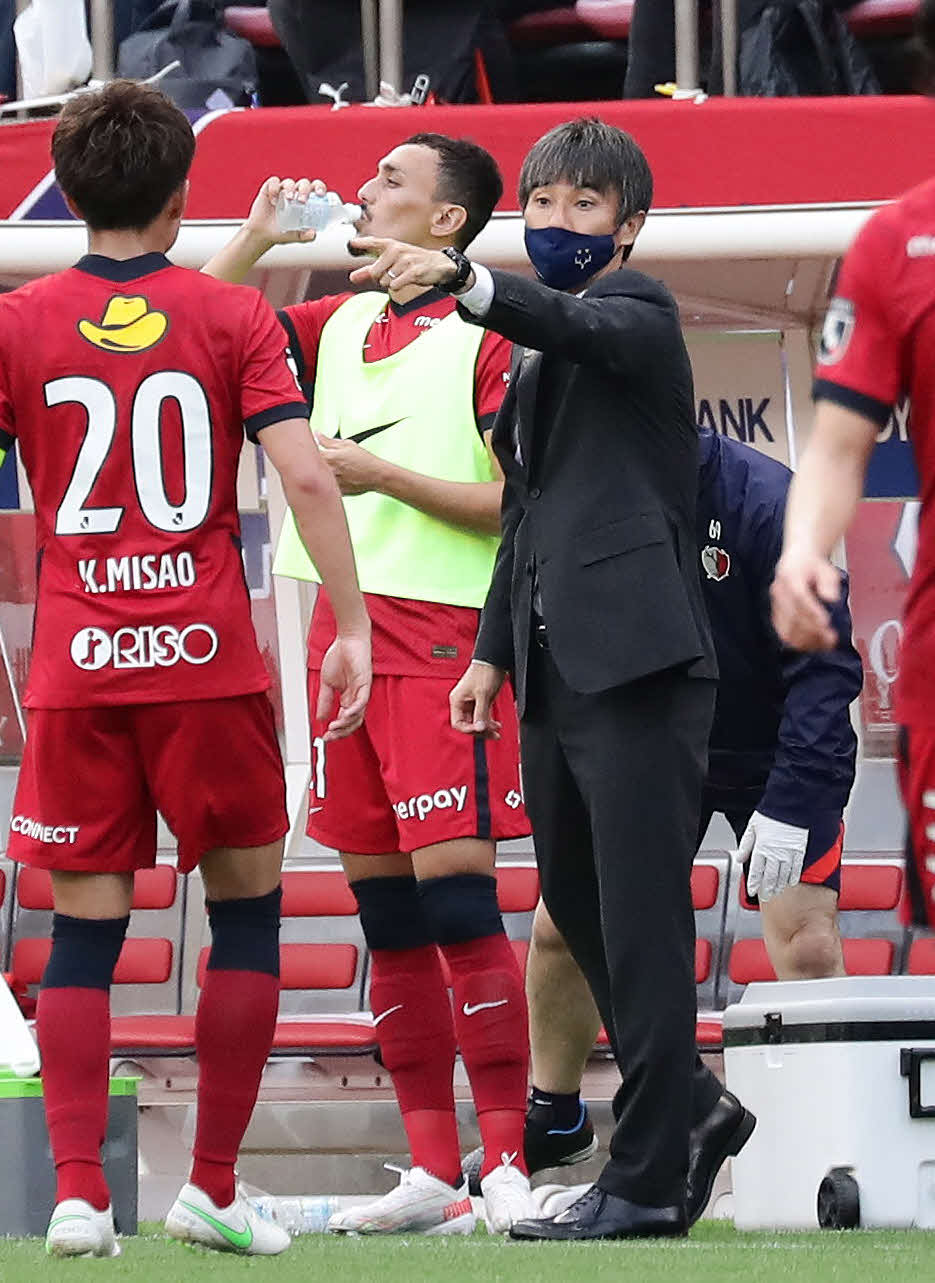 鹿島対横浜　後半、飲水タイムで選手に指示する鹿島の相馬監督（撮影・丹羽敏通）