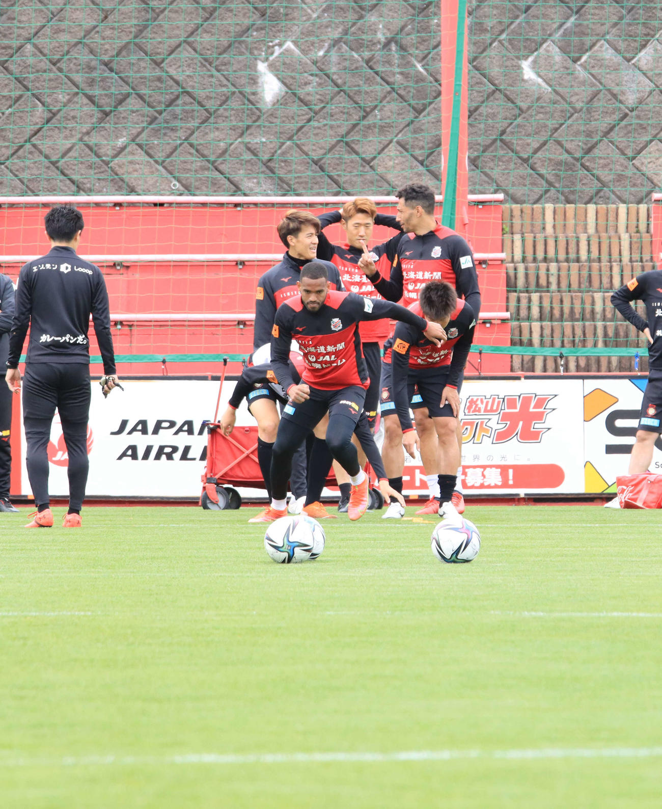 練習に参加する札幌FWアンデルソン・ロペス（手前）（撮影・保坂果那）