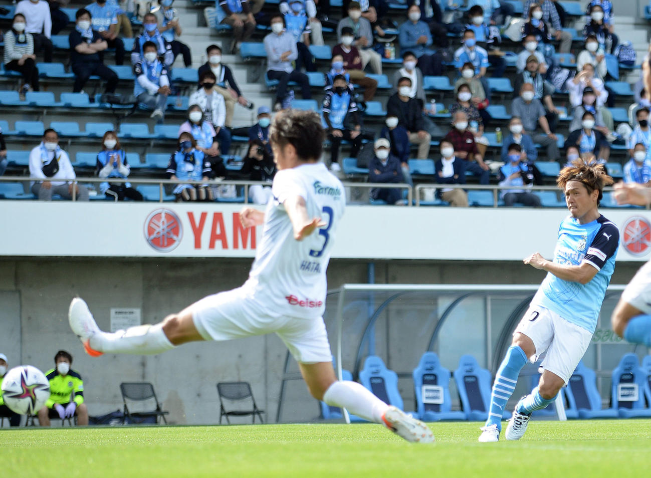 後半5分、右足でゴールを決める磐田MF遠藤