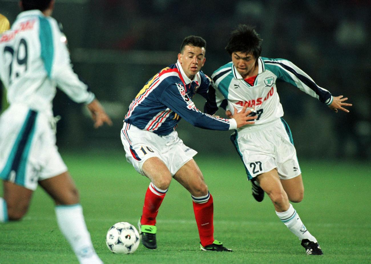 横浜FのMF遠藤保仁（右）と競り合う横浜MのMFバルディビエソ（1998年3月21日撮影）
