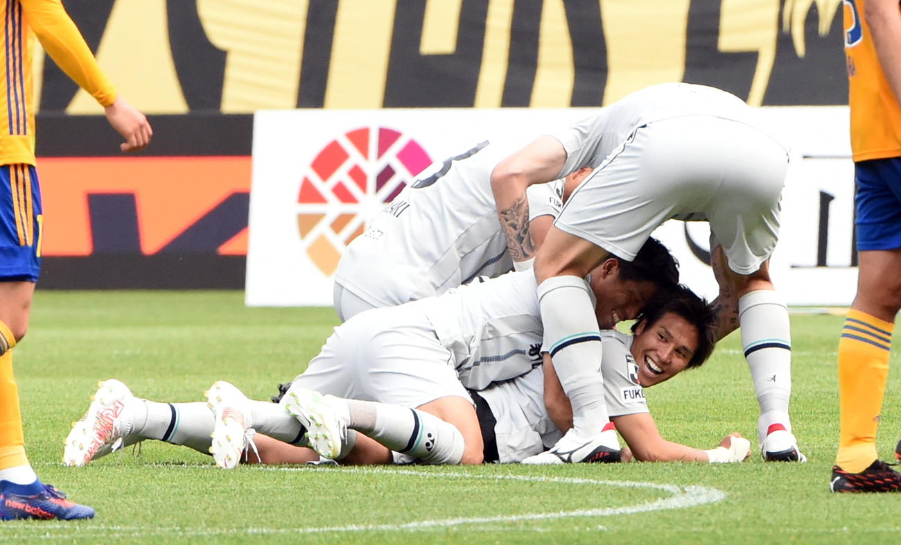 仙台対福岡　後半ロスタイム、決勝ゴールを決めて祝福される福岡FW渡（撮影・山田愛斗）