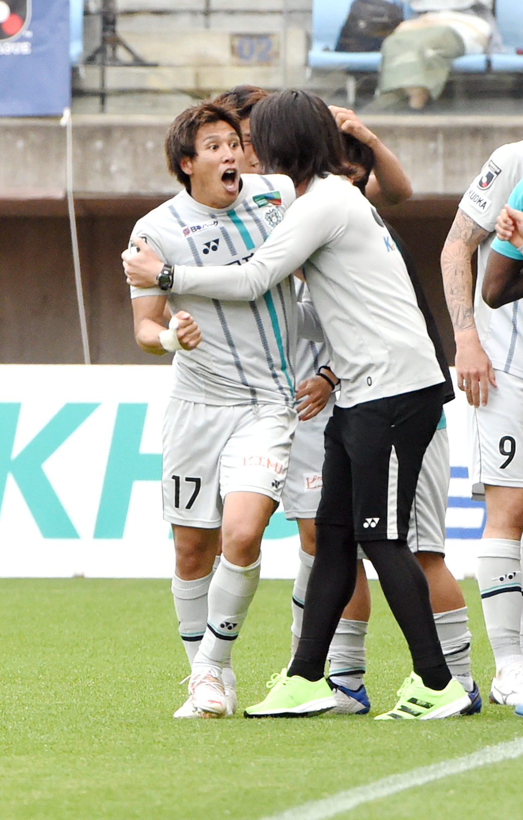 仙台対福岡　後半ロスタイム、決勝ゴールを決めてベンチのスタッフらと喜ぶ福岡FW渡（撮影・山田愛斗）