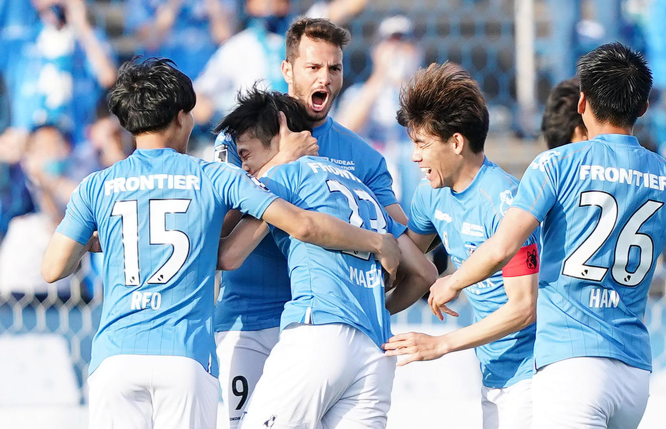 横浜FC対湘南　前半、先制のゴールを決め、同僚と喜ぶ横浜FC前嶋（左から2人目）（撮影・菅敏）