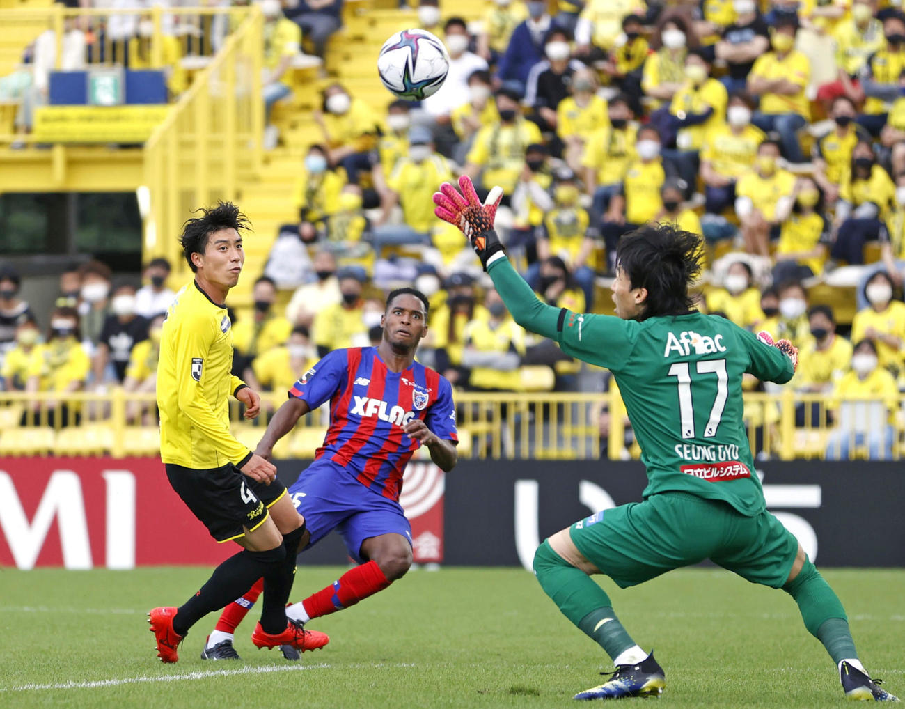 前半、チーム3点目のゴールを決めるFC東京・アダイウトン（中央）（共同）