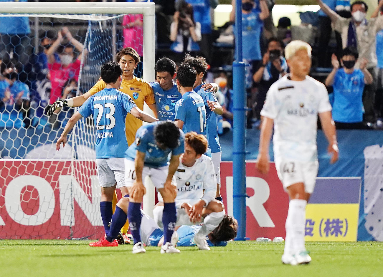 湘南に勝利し、喜ぶ横浜FCイレブン（撮影・菅敏）