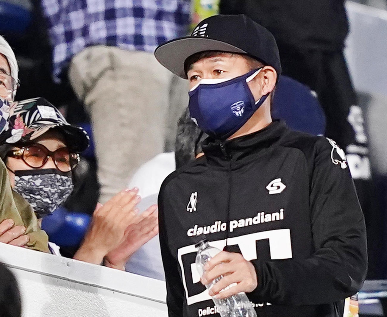 横浜FC対湘南　スタンドで試合を見守った横浜FCカズは、足早に引き揚げる（撮影・菅敏）