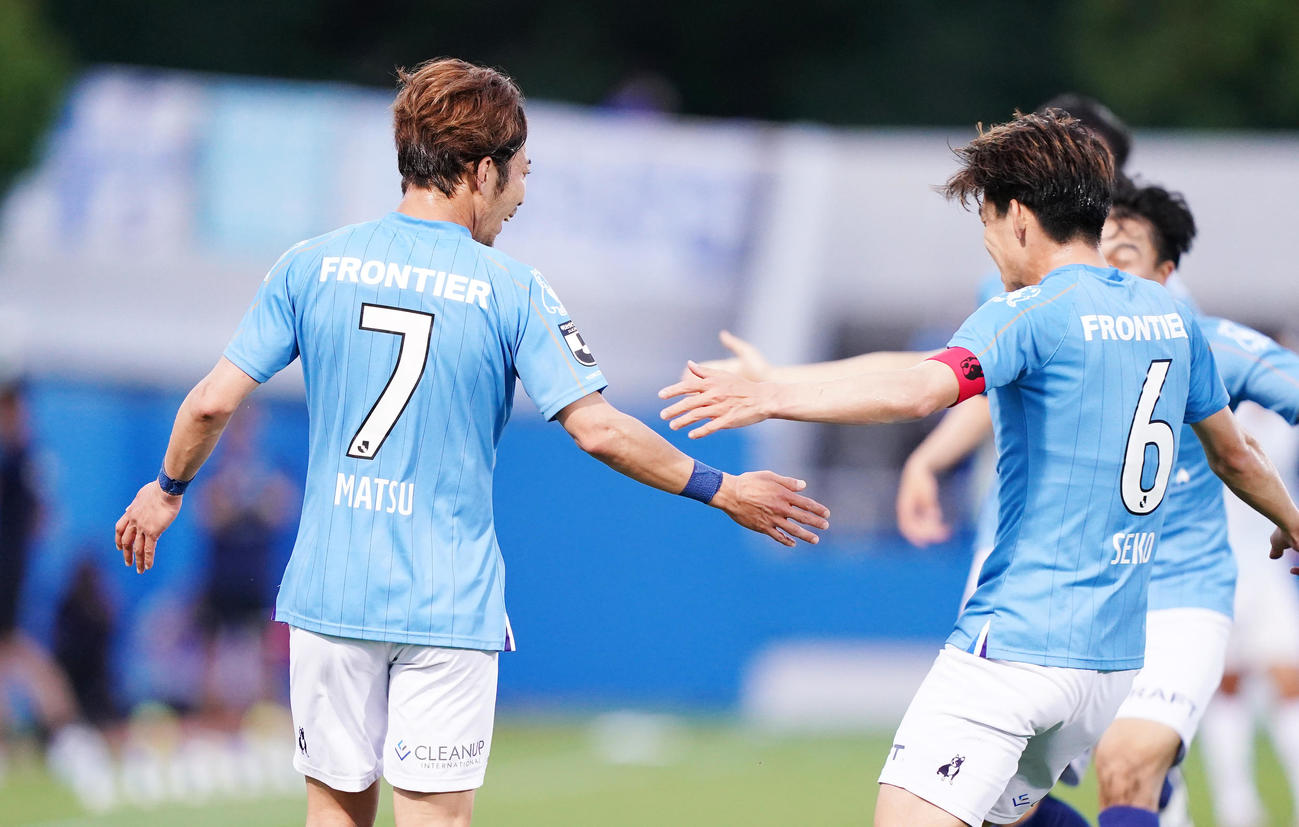 横浜FC対湘南　後半、ゴールを決め、喜ぶ横浜FC松浦（左）（撮影・菅敏）