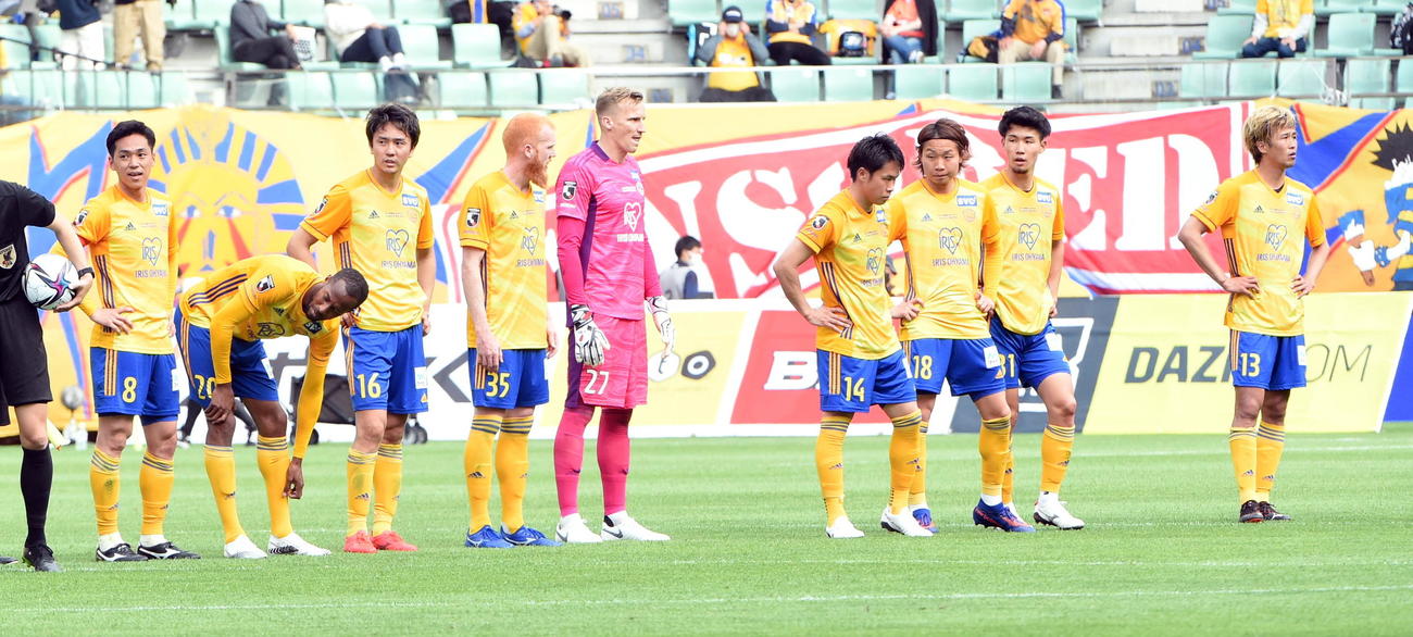 仙台対福岡　試合に敗れて肩を落とす仙台イレブン（撮影・山田愛斗）