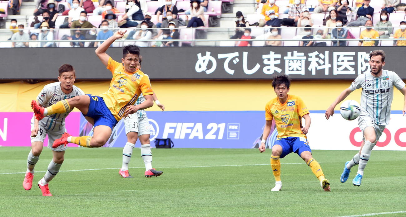 前半、バイシクルシュートを放つ仙台FW西村（左から2人目）