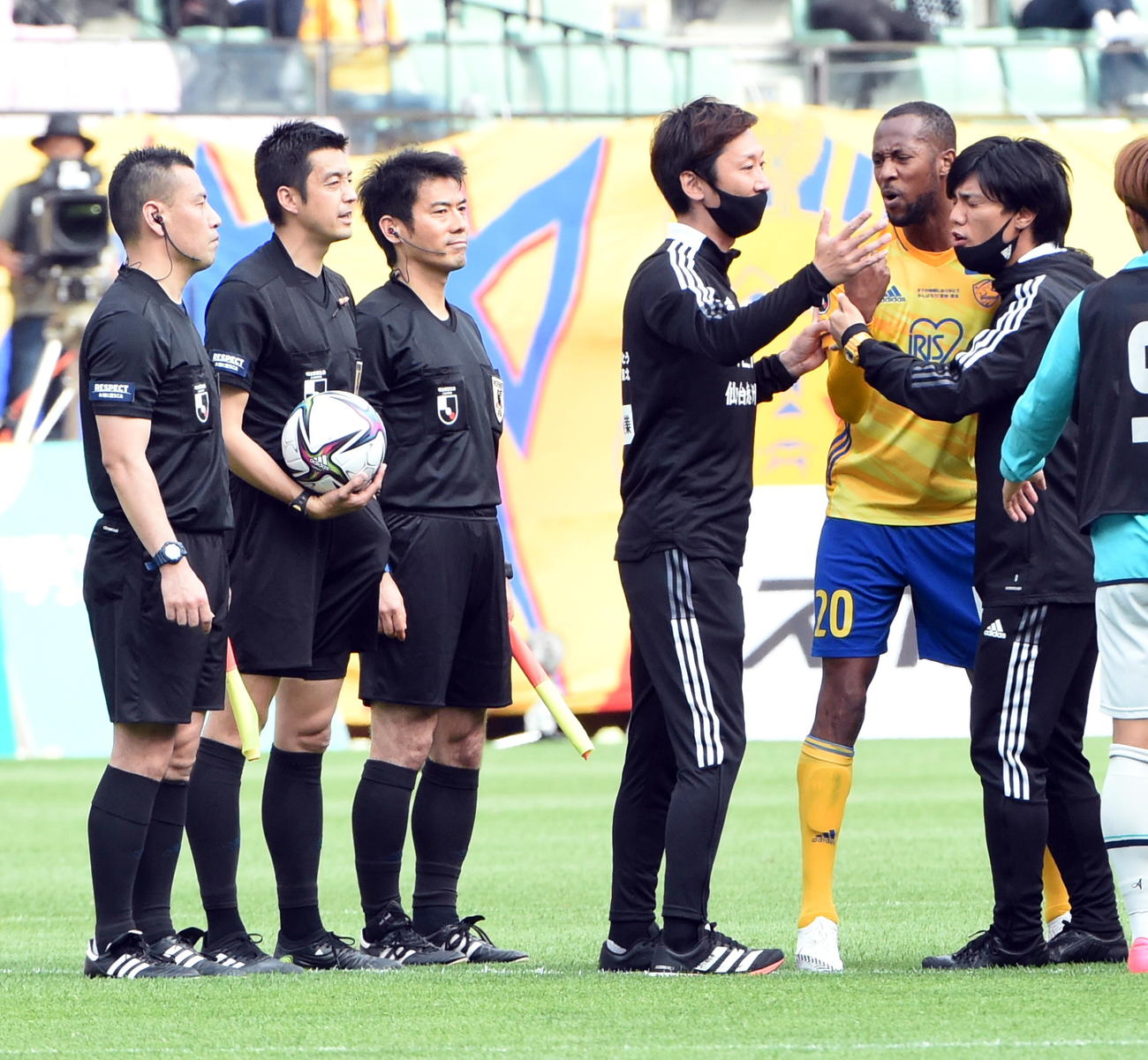 試合後、レフェリーに抗議する仙台FWマルティノス